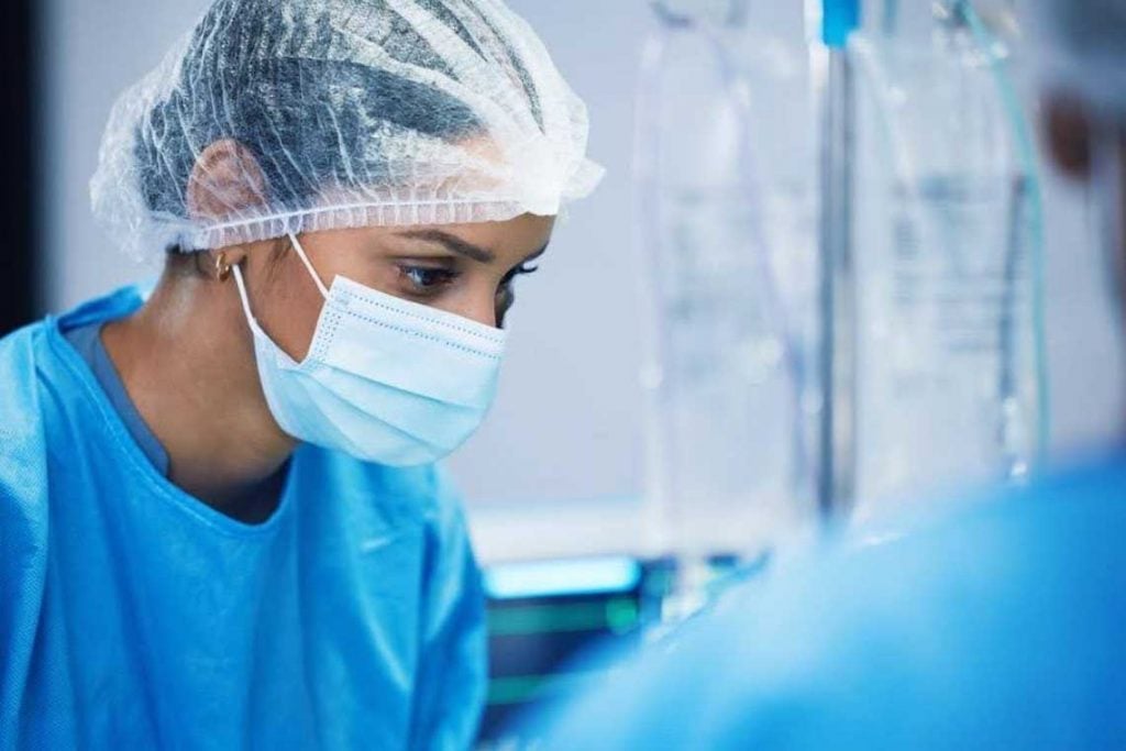 CRNA working in surgery